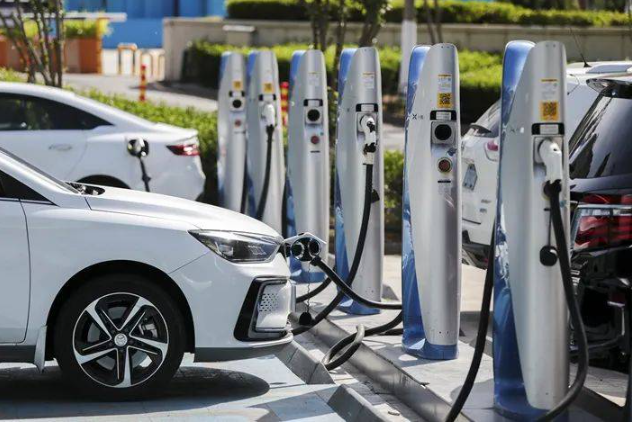 新能源车充电成本攀升 能源企业如何因应市场挑战？
